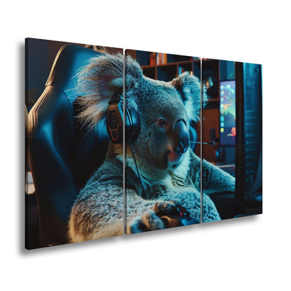 Leinwandbild Koala - Gamer – konzentriert am Controller im Neonlicht. - deyoli