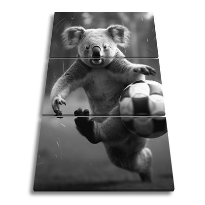 Leinwandbild Koala - Kick – wild entschlossen auf dem Spielfeld. - deyoli