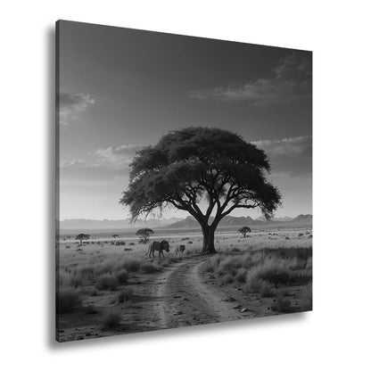 Leinwandbild Königlicher Baum thront über Löwen im Abendlicht. - deyoli