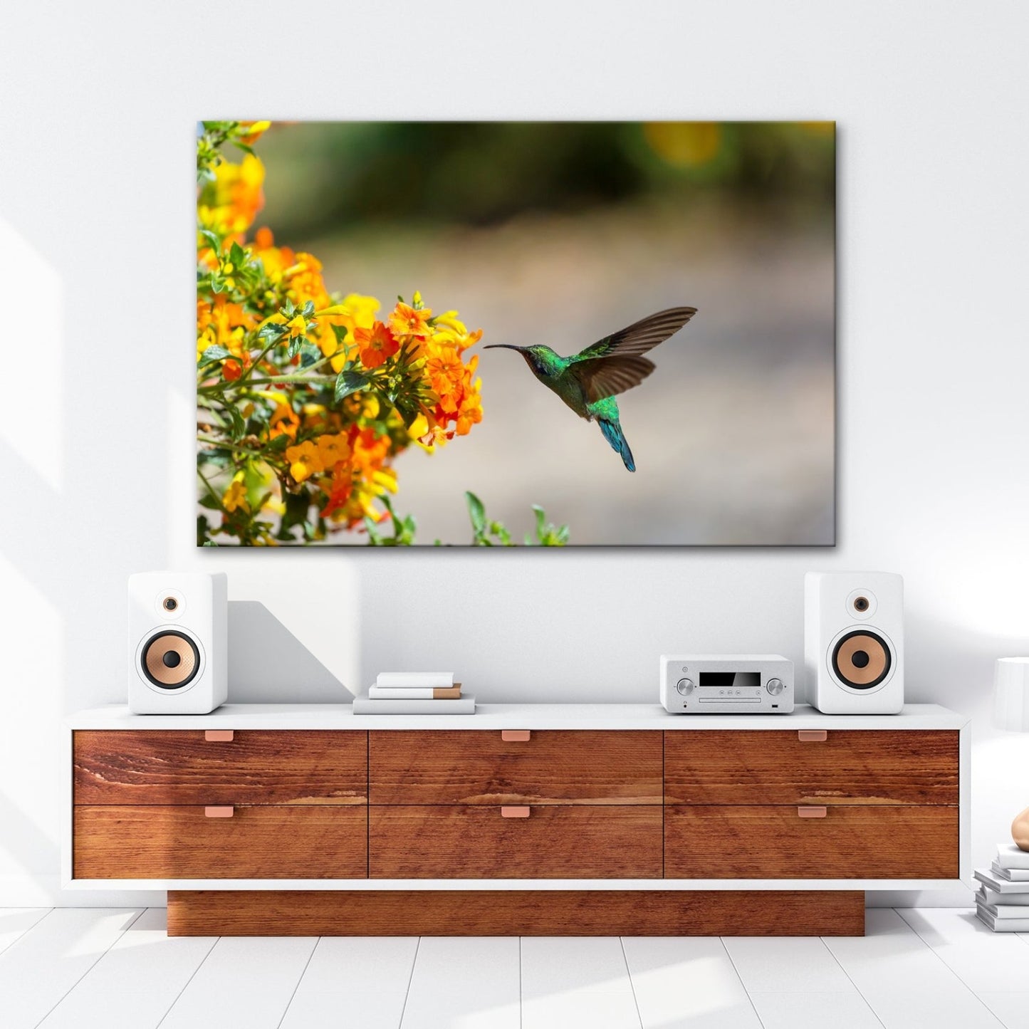 Leinwandbild Kolibri schwebt zwischen Flammenblüten in hellem Flug - deyoli