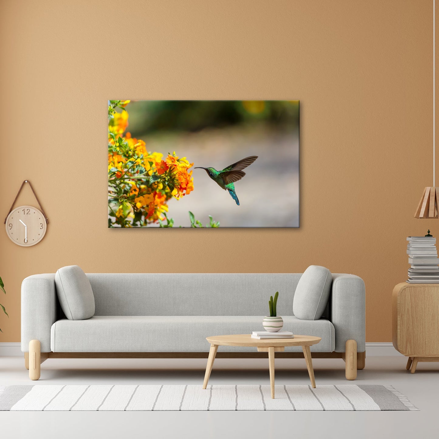 Leinwandbild Kolibri schwebt zwischen Flammenblüten in hellem Flug - deyoli