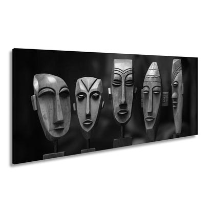 Leinwandbild Kunstvolle Masken erzählen Geschichten in stiller Präsenz. - deyoli