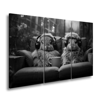 Leinwandbild Kuschelige Kaninchen lauschen Beats bei Kerzenschein. - deyoli