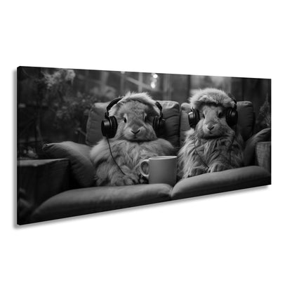 Leinwandbild Kuschelige Kaninchen lauschen Beats bei Kerzenschein. - deyoli