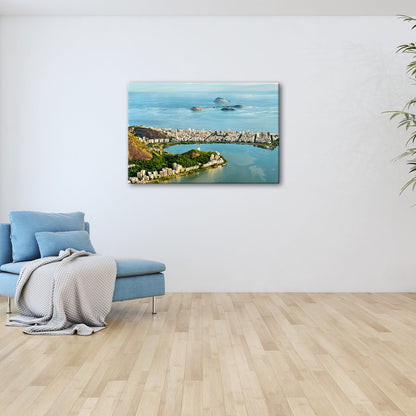 Leinwandbild Küste XXL – Smaragdgrün trifft auf schimmerndes Stadtpanorama - deyoli