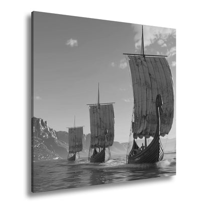 Leinwandbild Langschiffe XXL – Sonnig schneiden durchs klare Fjordwasser - deyoli