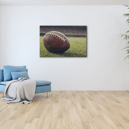 Leinwandbild Leder, Rasen, Spannung – Football in Nahaufnahme. - deyoli