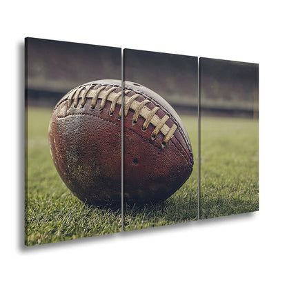 Leinwandbild Leder, Rasen, Spannung – Football in Nahaufnahme. - deyoli