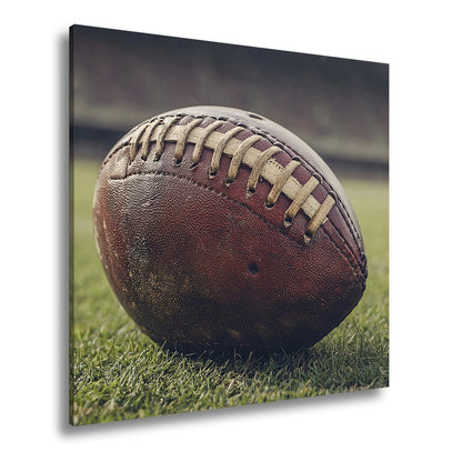 Leinwandbild Leder, Rasen, Spannung – Football in Nahaufnahme. - deyoli