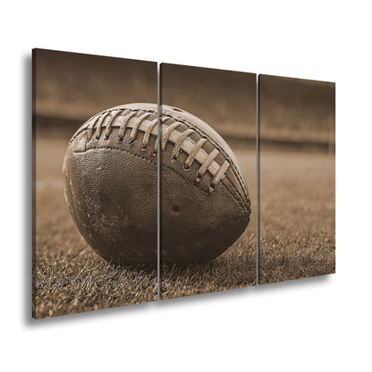 Leinwandbild Leder, Rasen, Spannung – Football in Nahaufnahme. - deyoli