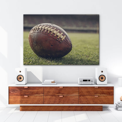 Leinwandbild Leder, Rasen, Spannung – Football in Nahaufnahme. - deyoli