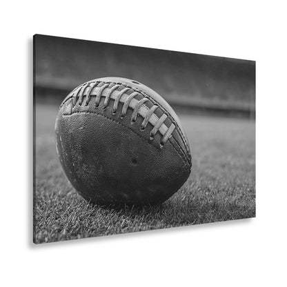 Leinwandbild Leder, Rasen, Spannung – Football in Nahaufnahme. - deyoli