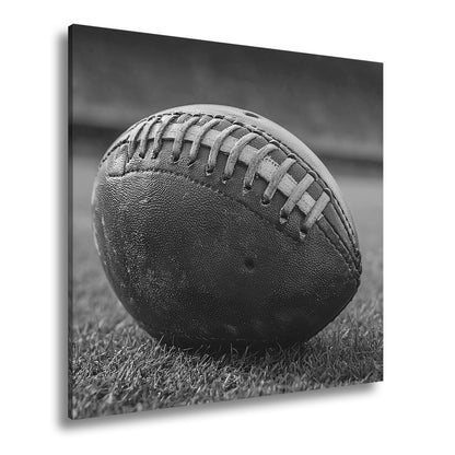 Leinwandbild Leder, Rasen, Spannung – Football in Nahaufnahme. - deyoli