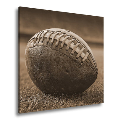 Leinwandbild Leder, Rasen, Spannung – Football in Nahaufnahme. - deyoli