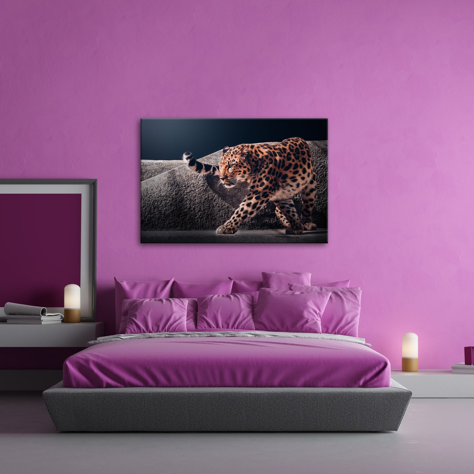 Leinwandbild Leopard auf leisen Pfoten – Spiel aus Licht & Schatten XXL - deyoli