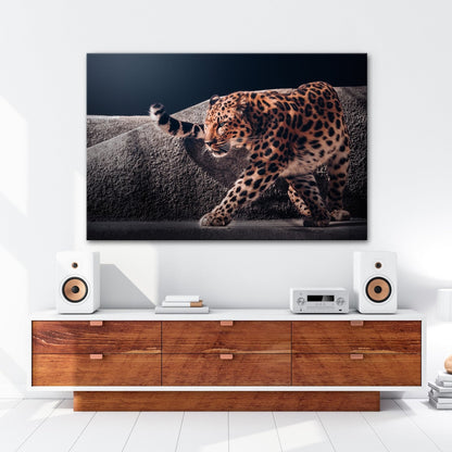Leinwandbild Leopard auf leisen Pfoten – Spiel aus Licht & Schatten XXL - deyoli