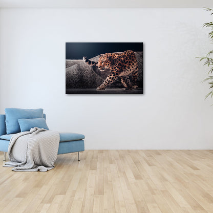 Leinwandbild Leopard auf leisen Pfoten – Spiel aus Licht & Schatten XXL - deyoli