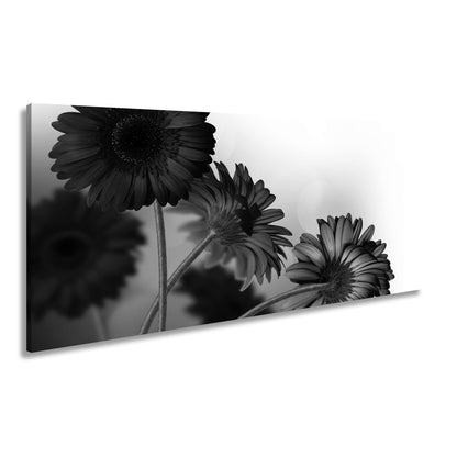 Leinwandbild Leuchtende Gerbera tanzen im warmen Licht des Morgens. - deyoli