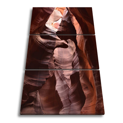 Leinwandbild Lichtdurchflutete Sandsteinwände formen magische Canyonlinien - deyoli