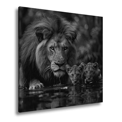 Leinwandbild Löwenstolz – ein König mit seiner künftigen Generation. - deyoli