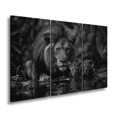 Leinwandbild Löwenstolz – ein König mit seiner künftigen Generation. - deyoli