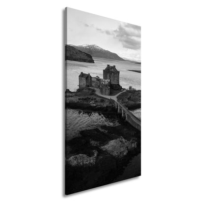 Leinwandbild Mächtige Festung am Fjord – Stille Landschaft XXL - deyoli