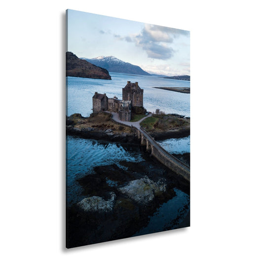 Leinwandbild Mächtige Festung am Fjord – Stille Landschaft XXL - deyoli