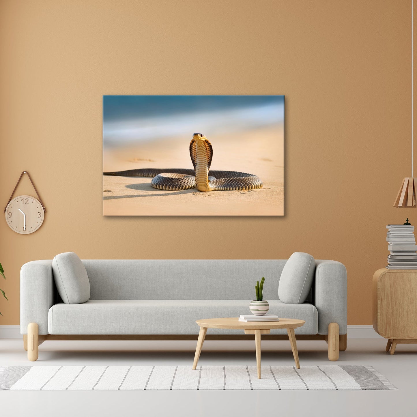 Leinwandbild Majestätische Kobra erhebt sich wachsam im goldenen Sand - deyoli