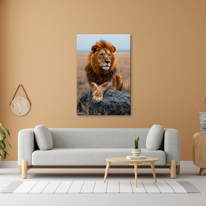 Leinwandbild Majestätischer Löwe ruht wachsam auf felsigem Thron. - deyoli