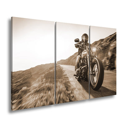 Leinwandbild Motorradfahrer im Sonnenlicht – Kurvige Bergstraße XXL - deyoli