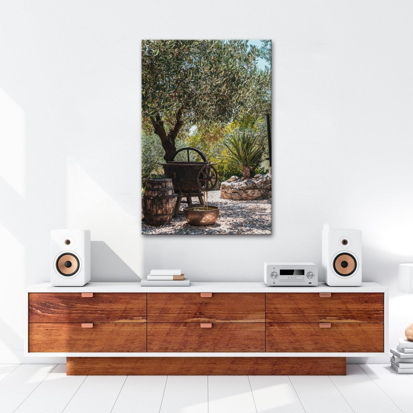 Leinwandbild Olivenhain XXL – Mediterran mit rustikaler Ölpressromantik - deyoli