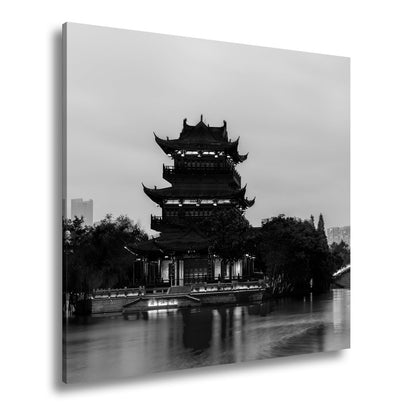 Leinwandbild Pagode im Abendglanz – Tradition spiegelt sich im Wasser. - deyoli