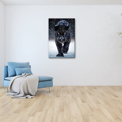 Leinwandbild Panther im Schnee – Eleganz jagt durch winterliche Stille. - deyoli