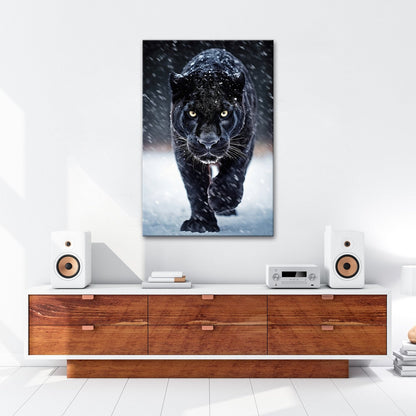 Leinwandbild Panther im Schnee – Eleganz jagt durch winterliche Stille. - deyoli