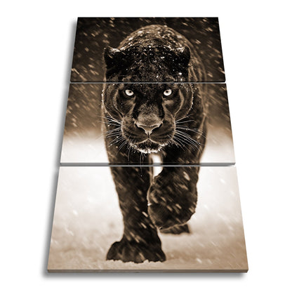 Leinwandbild Panther im Schnee – Eleganz jagt durch winterliche Stille. - deyoli