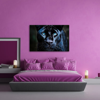 Leinwandbild Pantherblick – eisblaue Augen durchdringen die Dunkelheit. - deyoli