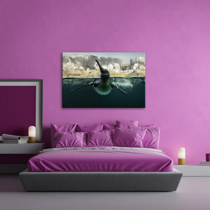 Leinwandbild Pinguin gleitet elegant durch eisiges, klares Wasser. - deyoli