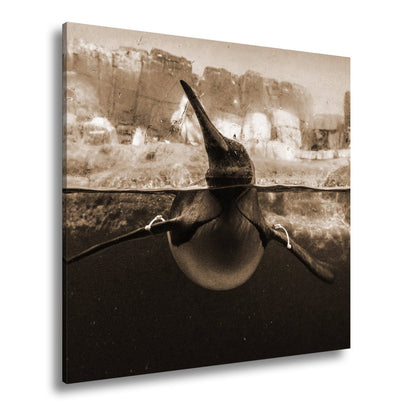 Leinwandbild Pinguin gleitet elegant durch eisiges, klares Wasser. - deyoli