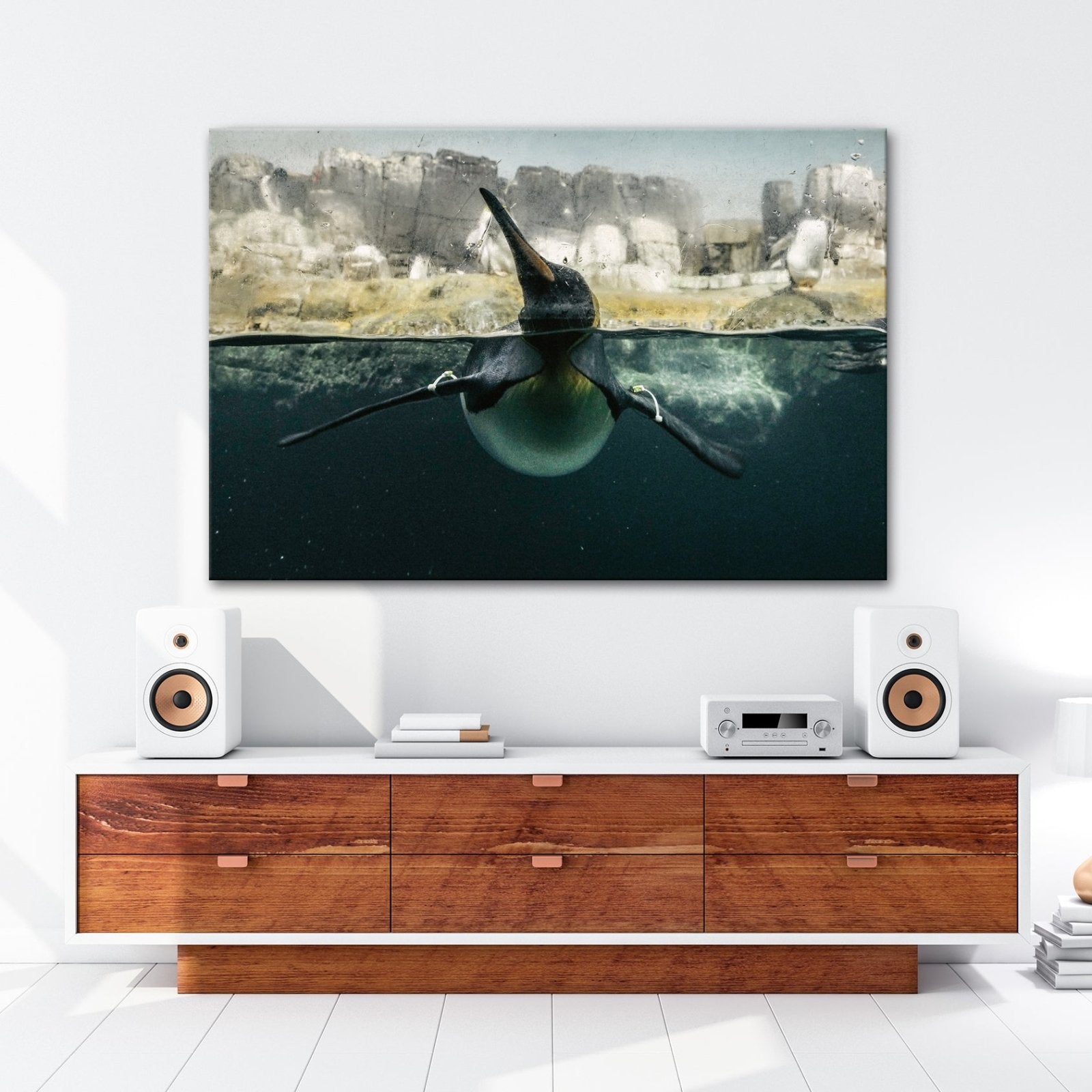 Leinwandbild Pinguin gleitet elegant durch eisiges, klares Wasser. - deyoli