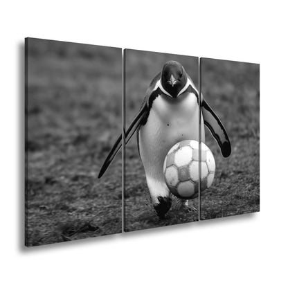 Leinwandbild Pinguin mit Ballgefühl – elegant auf dem Spielfeld. - deyoli