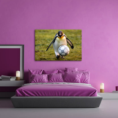 Leinwandbild Pinguin mit Ballgefühl – elegant auf dem Spielfeld. - deyoli