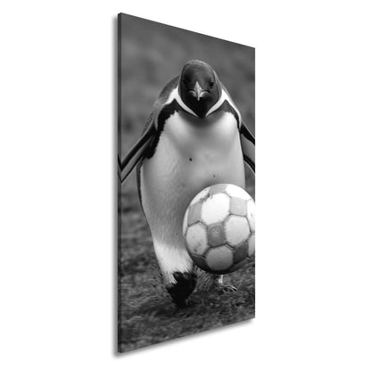 Leinwandbild Pinguin mit Ballgefühl – elegant auf dem Spielfeld. - deyoli