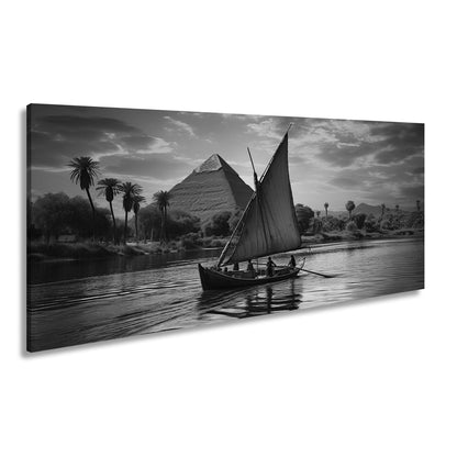 Leinwandbild Pyramidenblick – ein Boot gleitet durchs goldene Licht - deyoli