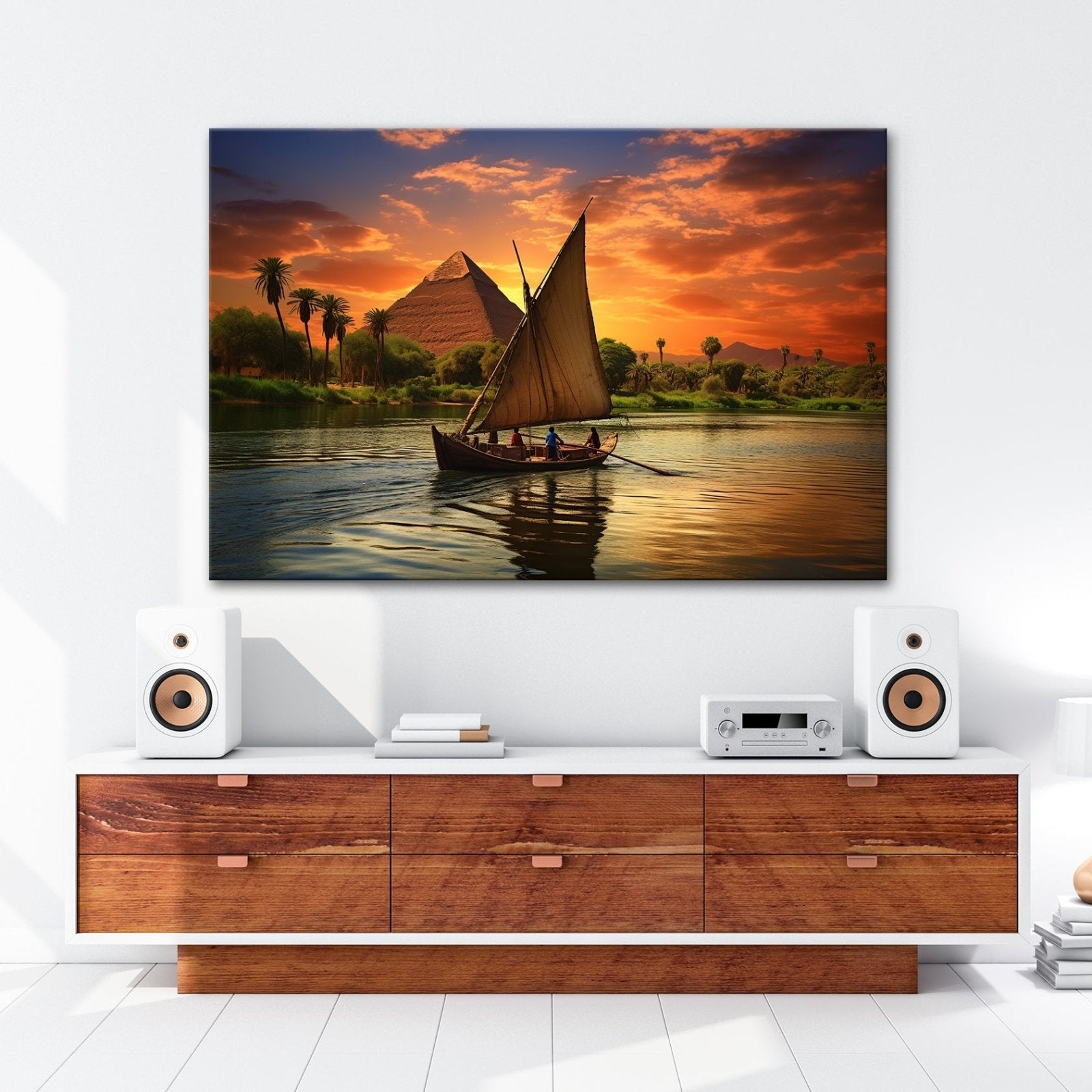 Leinwandbild Pyramidenblick – ein Boot gleitet durchs goldene Licht - deyoli
