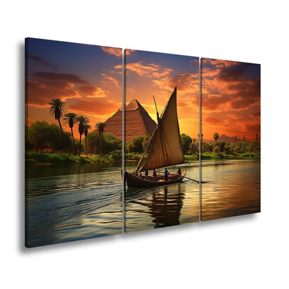 Leinwandbild Pyramidenblick – ein Boot gleitet durchs goldene Licht - deyoli