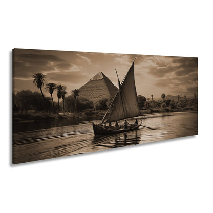 Leinwandbild Pyramidenblick – ein Boot gleitet durchs goldene Licht - deyoli