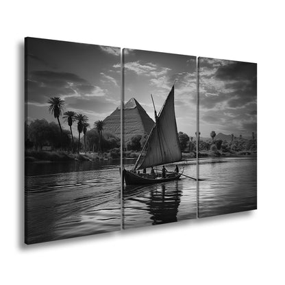 Leinwandbild Pyramidenblick – ein Boot gleitet durchs goldene Licht - deyoli