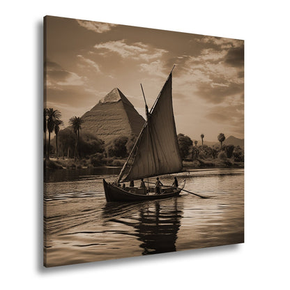 Leinwandbild Pyramidenblick – ein Boot gleitet durchs goldene Licht - deyoli