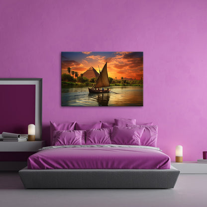 Leinwandbild Pyramidenblick – ein Boot gleitet durchs goldene Licht - deyoli