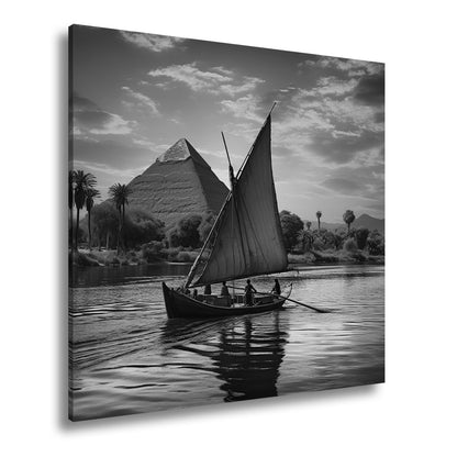 Leinwandbild Pyramidenblick – ein Boot gleitet durchs goldene Licht - deyoli